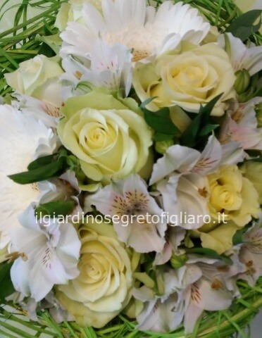 Bouquet di rose bianche e astromeria