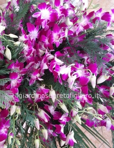 Cuscino di orchidee dendrobium con nastro