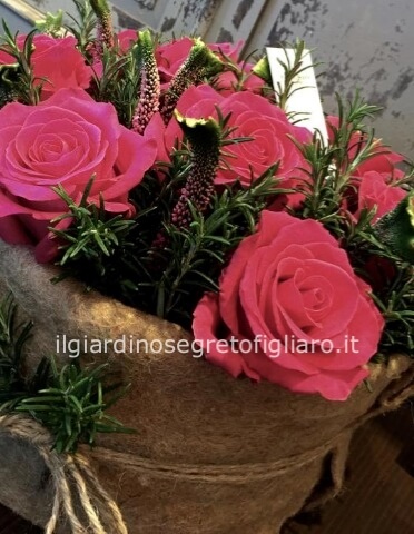 Centrotavola con rose e rosmarino