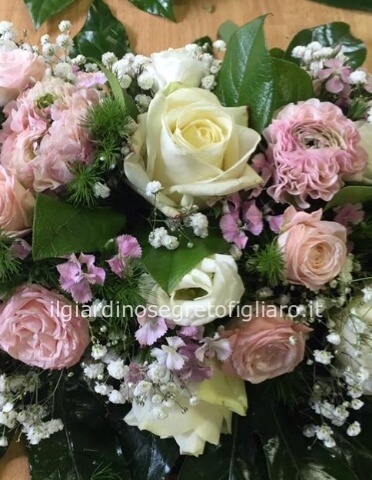 Centrotavola con rose, lisianthus