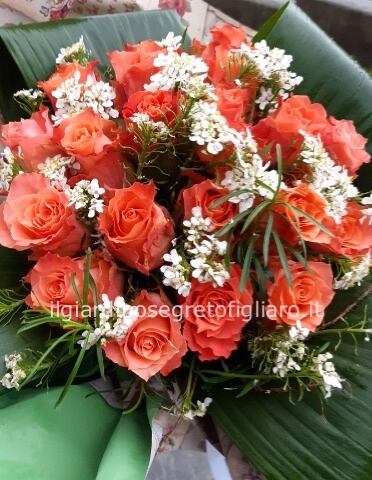 Bouquet di rose arancio / corallo e verde decorativo