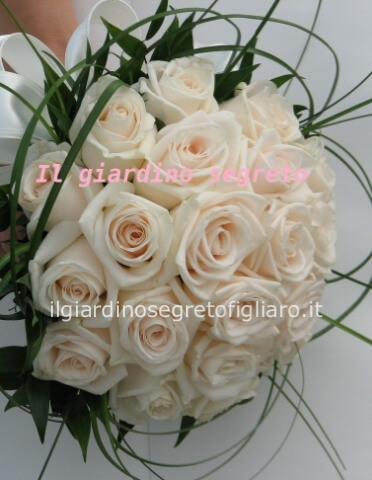 Bouquet di rose bianche e verde decorativo