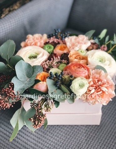 Floral box fiori misti tonalità pastello in scatola di cartone