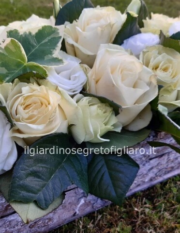 Elegante centrotavola con base di legno rose bianche(o altro colore su richiesta)