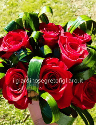 Bouquet di rose rosse e verde decorativo