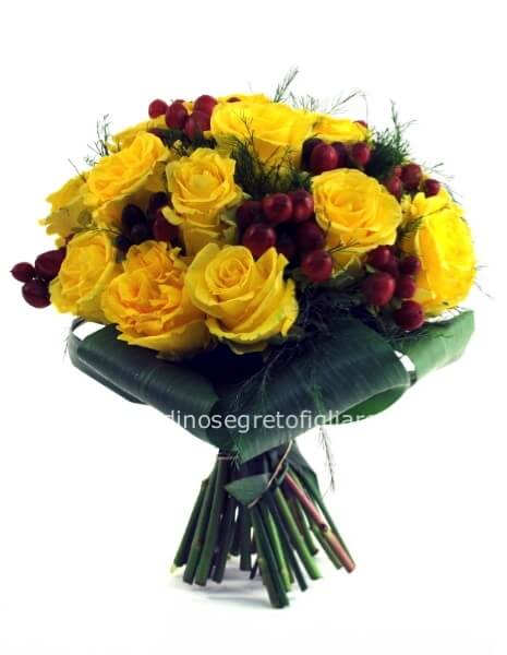 bouquet di rose gialle e bacche